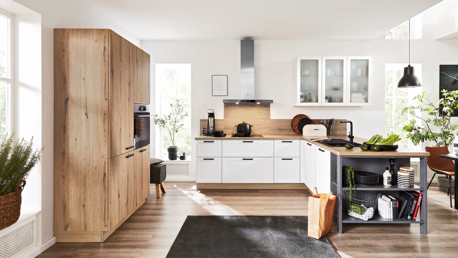 Interliving Interliving Küche Serie 3029 – Küche im modernen Landhausstil mit weißen Rahmenfronten, Holzoptik-Akzenten und funktionaler Insellösung