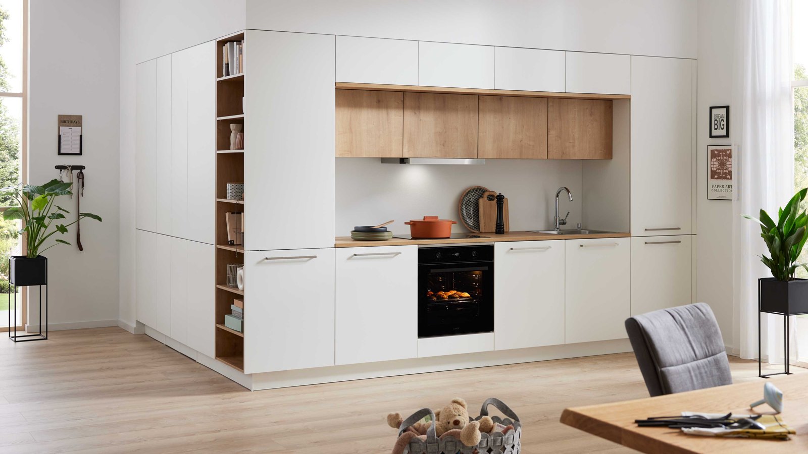 Interliving Interliving Küche Serie 3094 – Moderne Einbauküche in Beige mit Holzrückwand, Einbaugeräten und klarer Linienführung