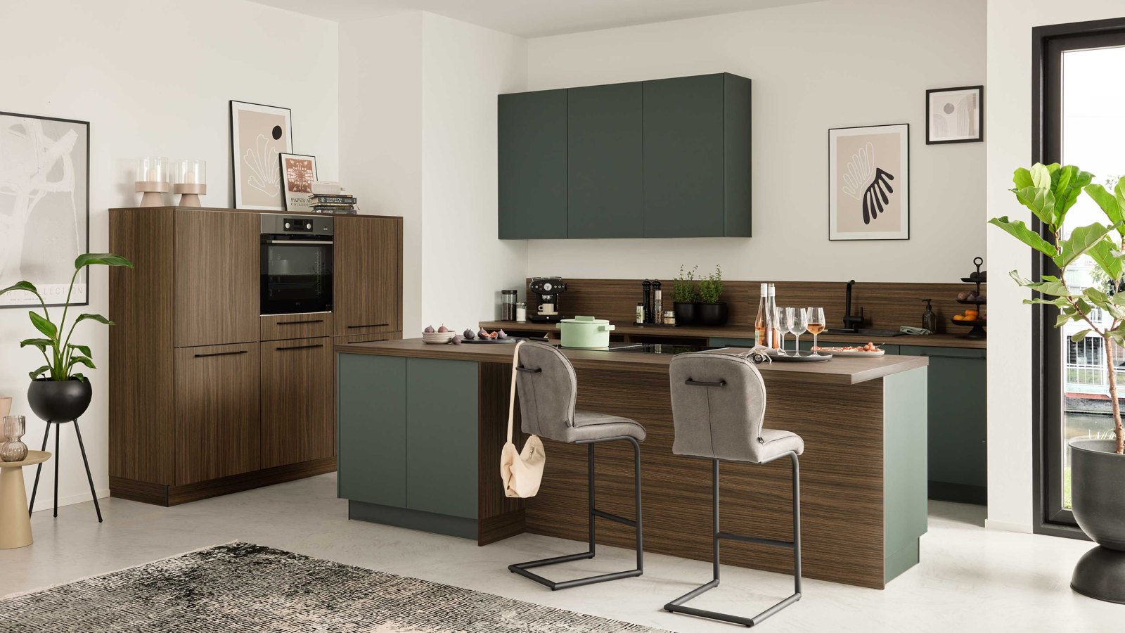 Interliving Interliving Küche Serie 3113 – Moderne Küche in dunklem Holzdekor mit grünen Fronten und gemütlicher Kochinsel