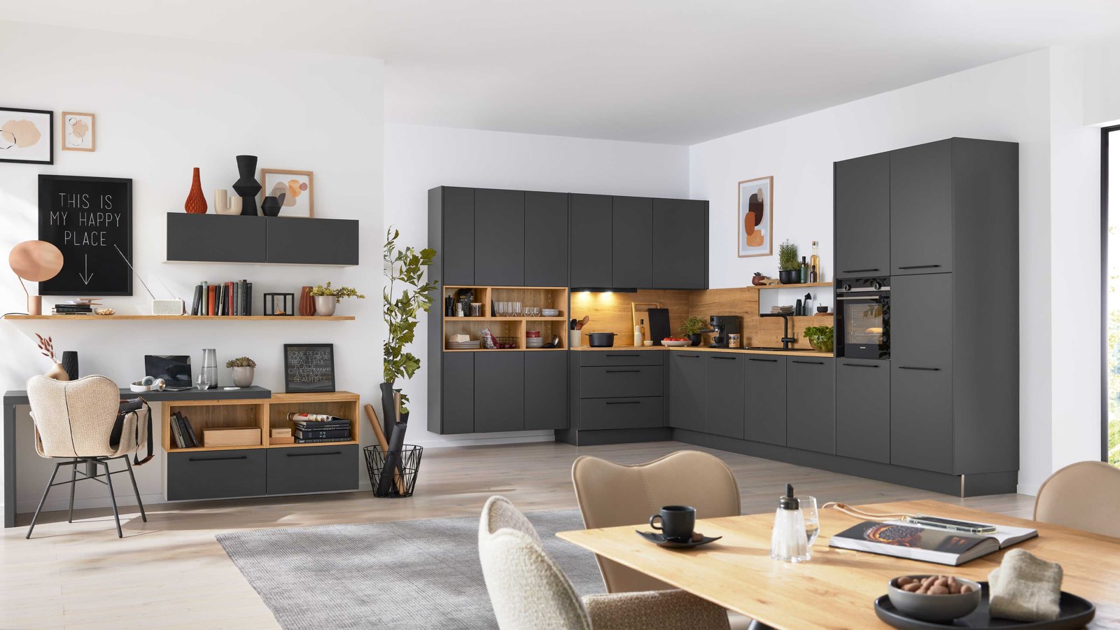 Interliving Interliving Küche Serie 3070 – Moderne L-Küche in Anthrazit mit Holzarbeitsplatte und offenen Regalen