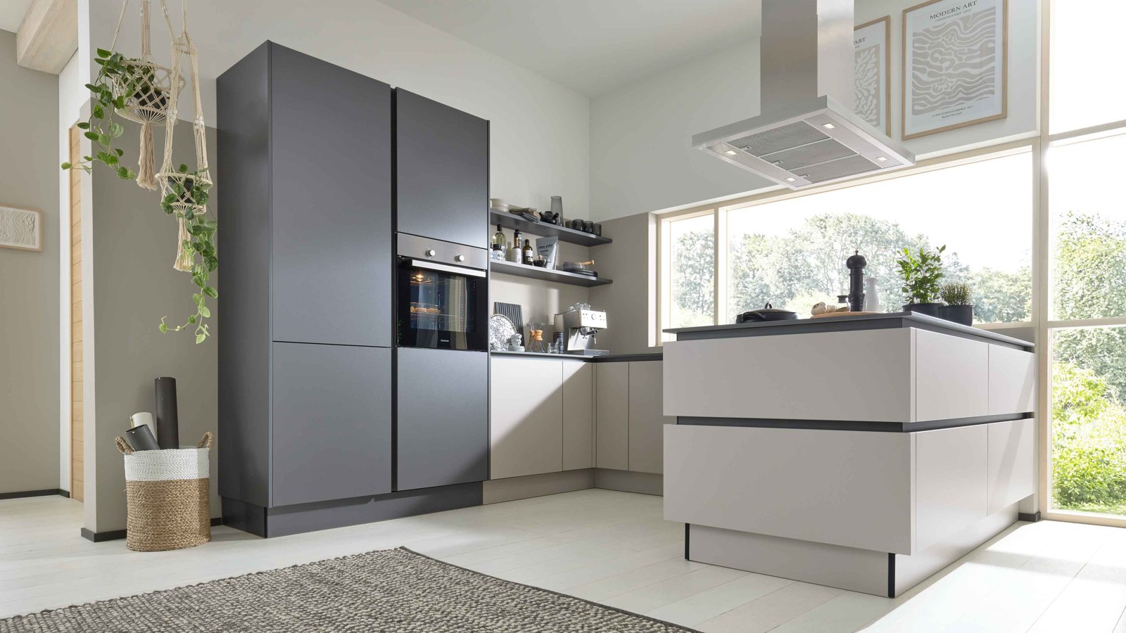 Interliving Interliving Küche Serie 3060 – Moderne Küche in Grau und Taupe mit Kochinsel und offenen Regalen