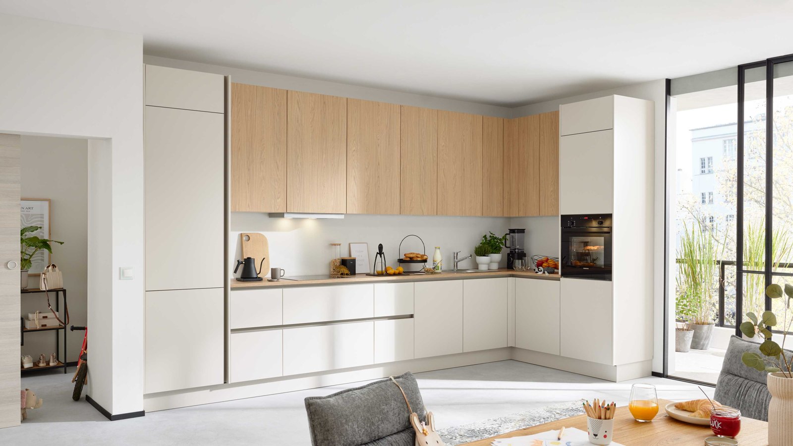 Interliving Interliving Küche Serie 3092 – Moderne, helle L-Küche in Creme & Eiche mit viel Stauraum und klarer Linienführung
