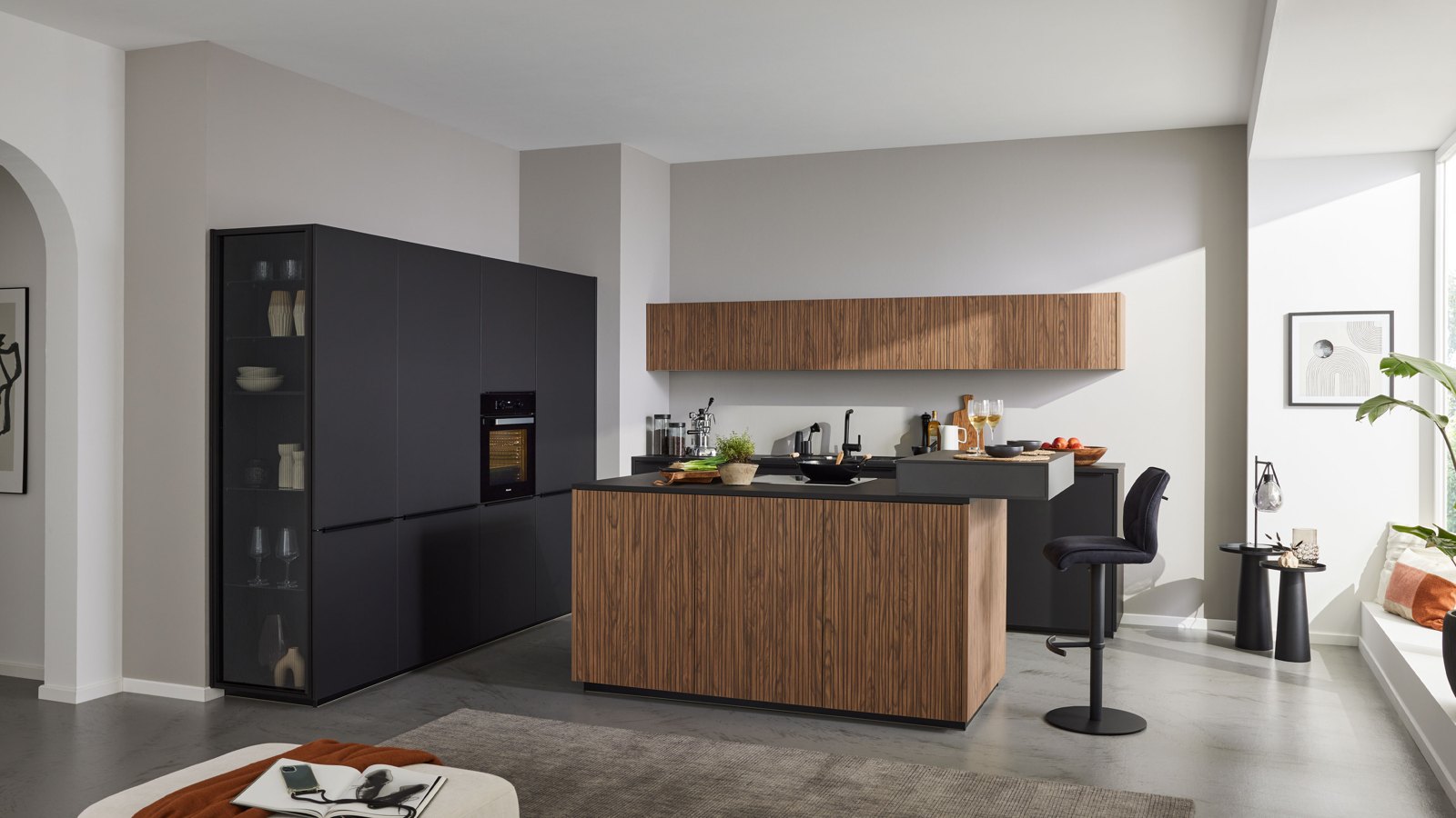 Interliving Interliving Küche Serie 3108 – Moderne Küche in Schwarz mit Holzfronten in Lamellenoptik und Kücheninsel