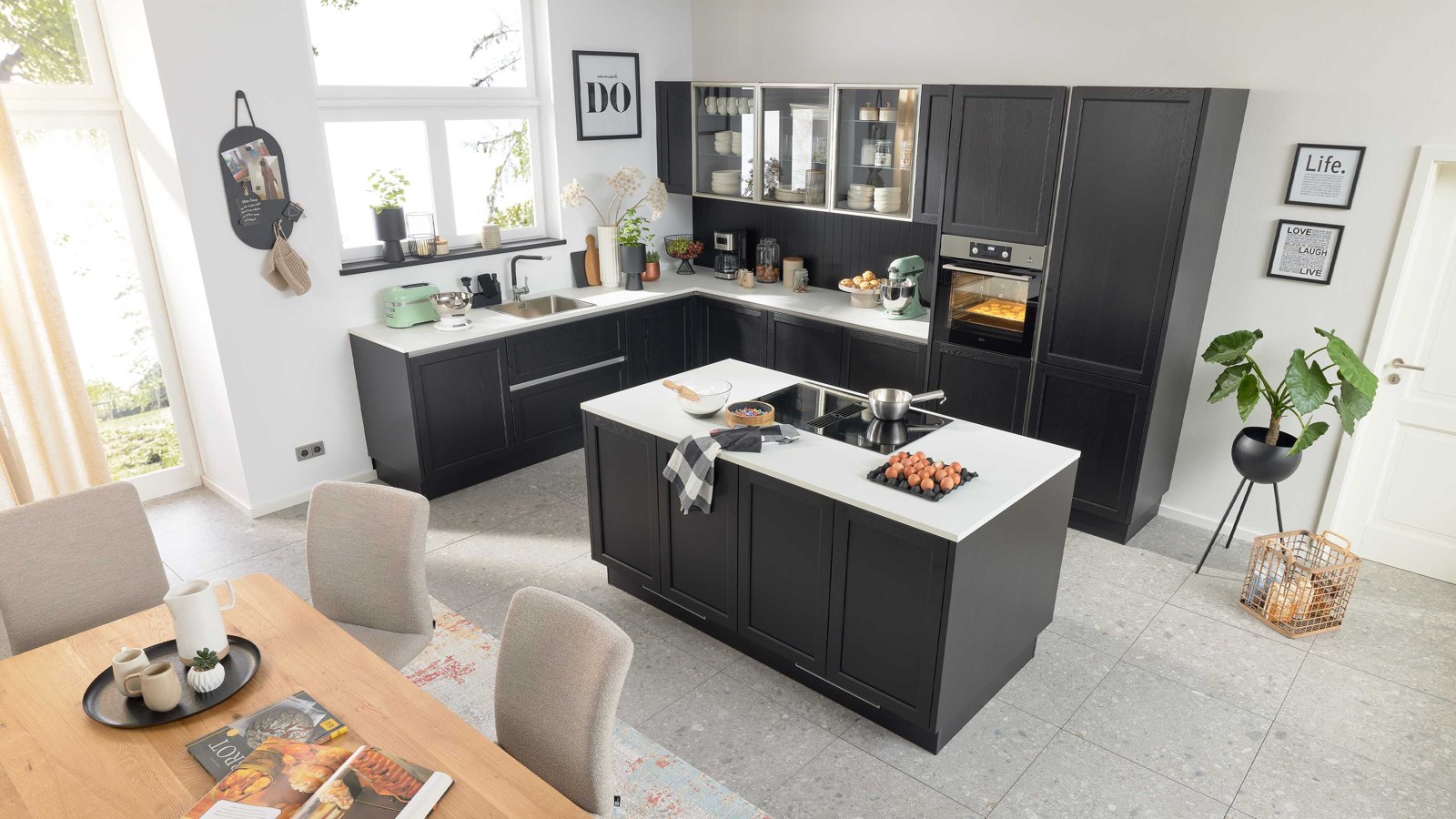 Interliving Interliving Küche Serie 3067 – Moderne Landhausküche in Schwarz mit Kücheninsel