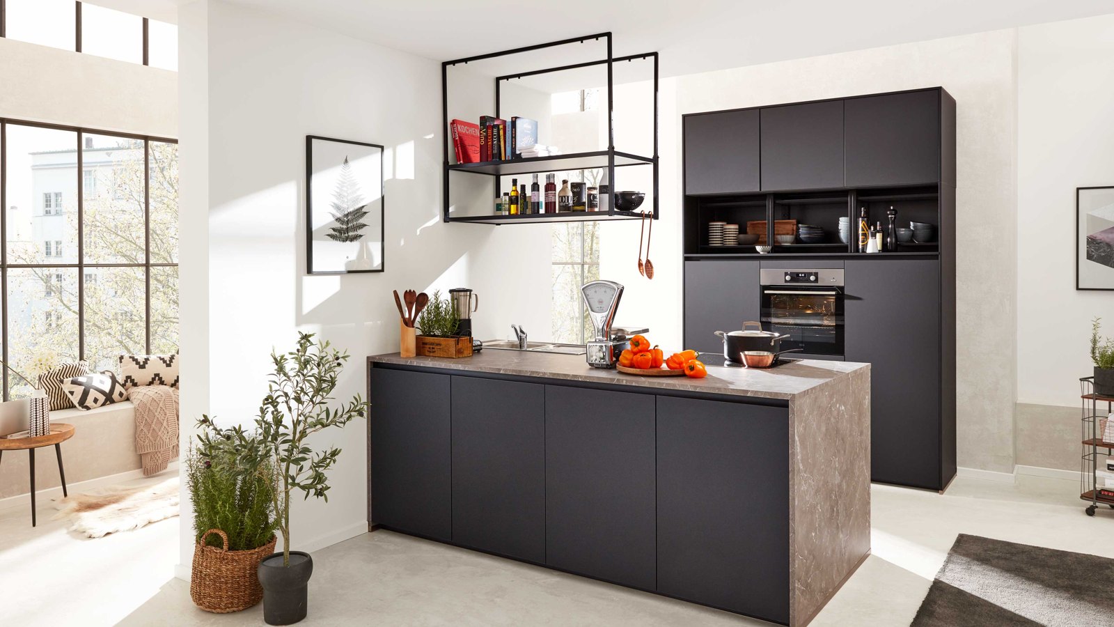 Interliving Interliving Küche Serie 3100 – Moderne schwarze Küche mit Kochinsel, Steinoptik-Arbeitsplatte und offenen Regalen