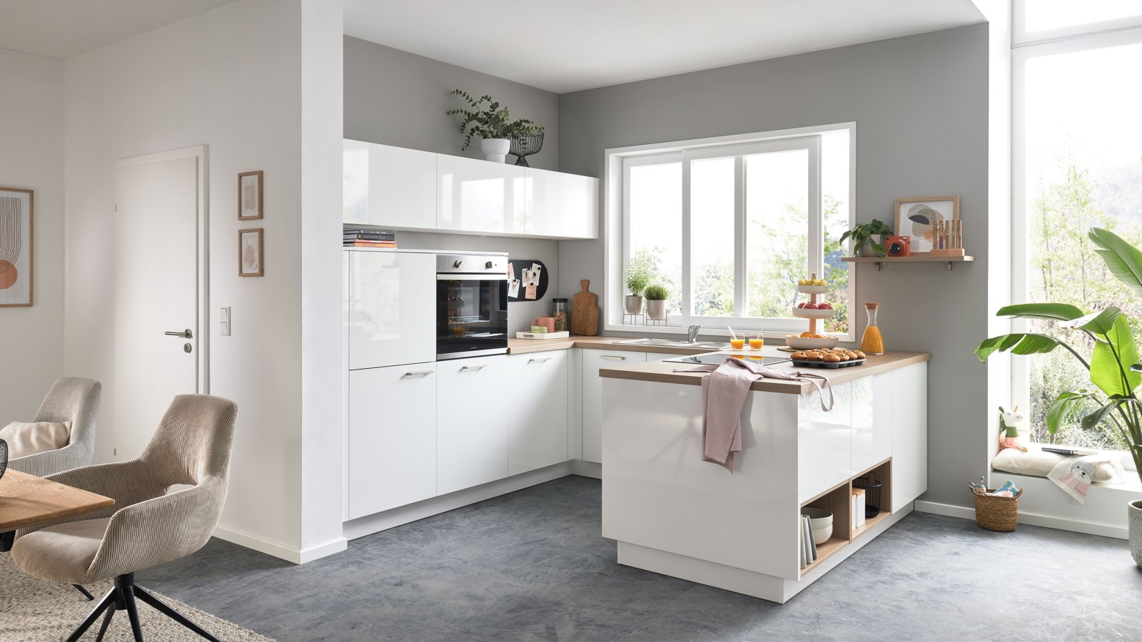 Interliving Interliving Küche Serie 3081 – Helle moderne Küche in Weiß-Hochglanz mit Holzarbeitsplatte und offener Gestaltung
