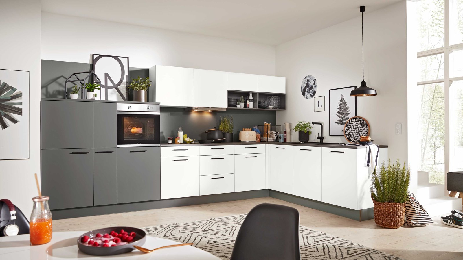 Interliving Interliving Küche Serie 3032 – Moderne Winkelküche in Weiß und Dunkelgrau mit offenen Regalen und viel Stauraum