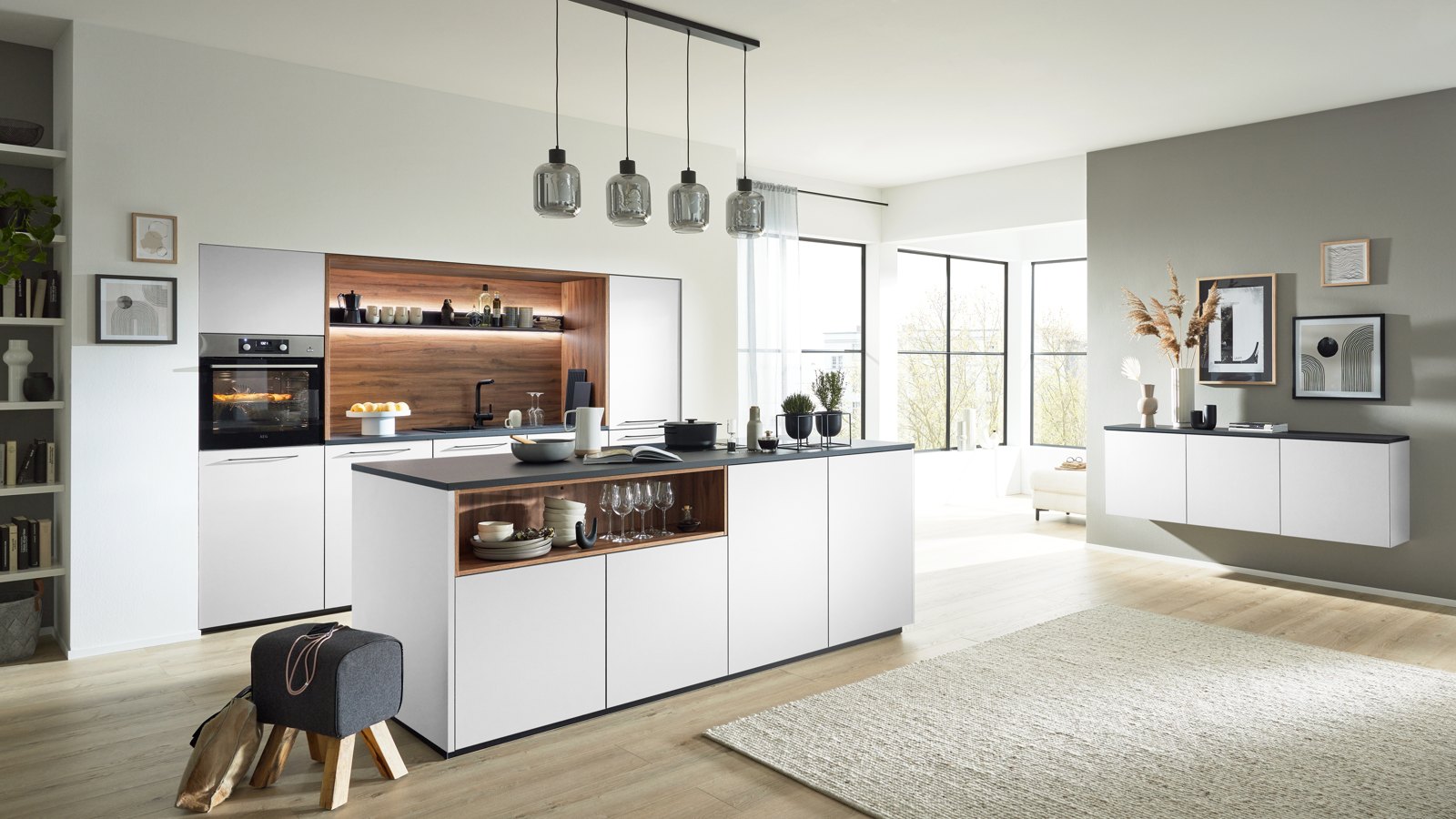 Interliving Interliving Küche Serie 3105 – Moderne Wohnküche mit Kochinsel, grifflosen Fronten in Weiß und warmen Holzakzenten