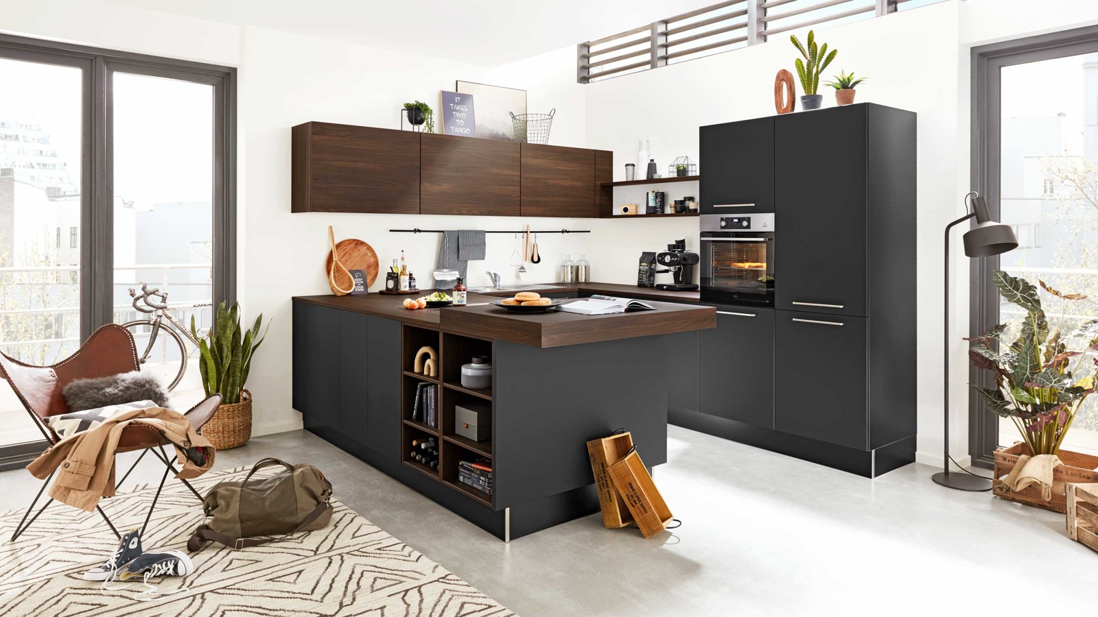 Interliving Interliving Küche Serie 3099 – Moderne Küche in Schwarz mit Holzakzenten und praktischer Kochinsel