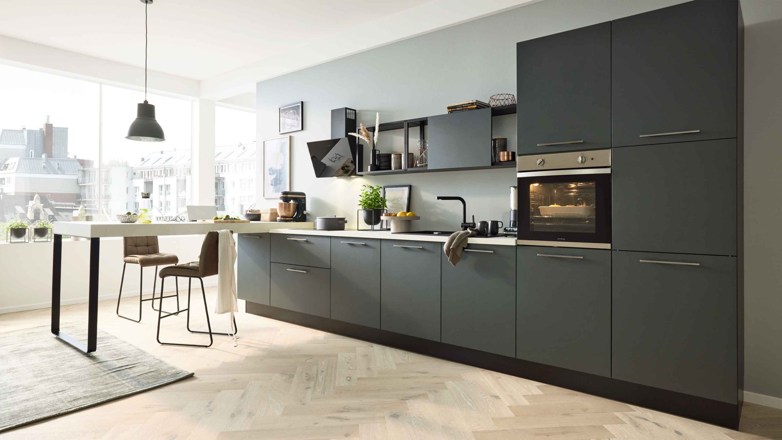 Interliving Interliving Küche Serie 3059 – Moderne Küche in Dunkelgrün mit heller Arbeitsplatte und stylischer Bartheke