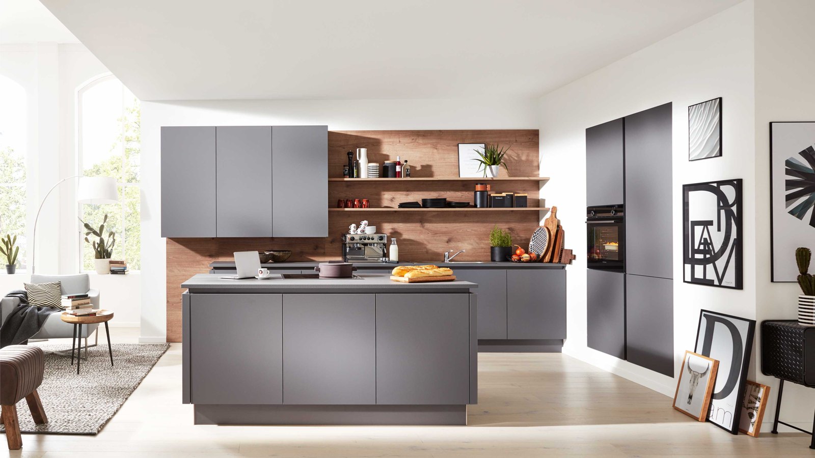 Interliving Interliving Küche Serie 3098 – Elegante Küche in Grau mit Kochinsel, Holzrückwand und offenen Regalen