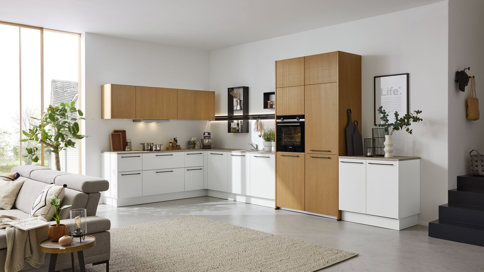 Interliving Interliving Küche Serie 3082 – Moderne weiße Küche mit natürlichen Holzoptik-Fronten in Lamellenlook