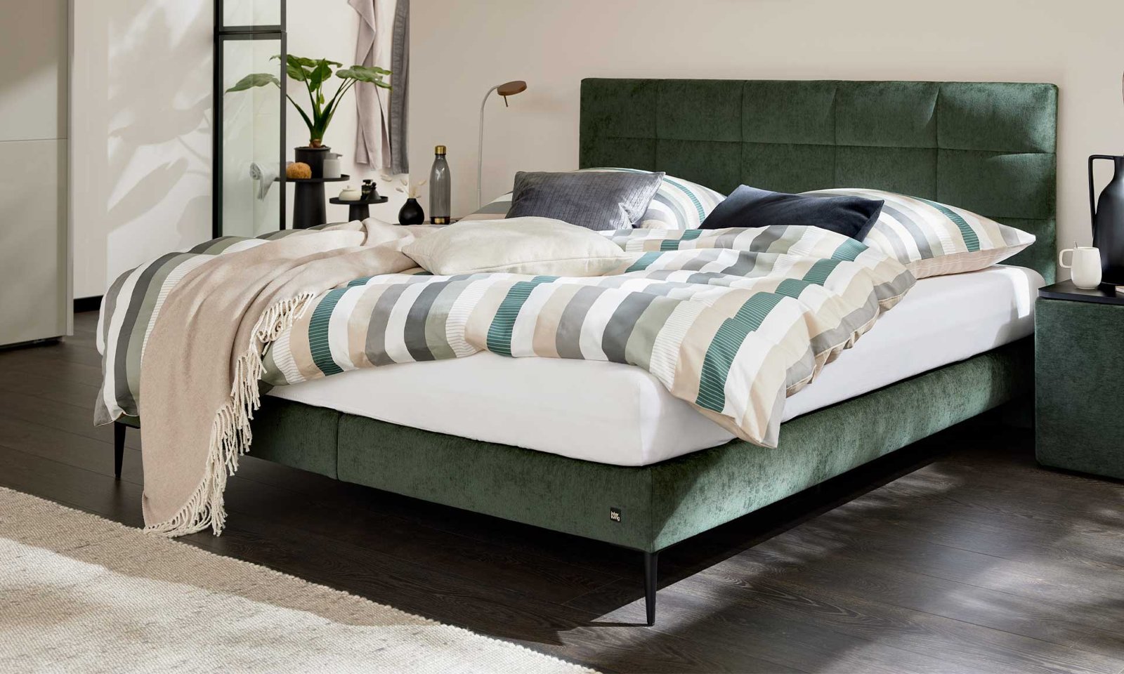 Interliving Interliving Serie 1425 – Boxspringbett Moosgrün mit Metallfüßen