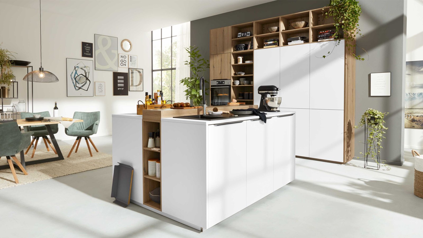 Interliving Interliving Küche Serie 3039 – Helle Küche in Weiß mit Holzdetails, Kochinsel und offenen Regalen