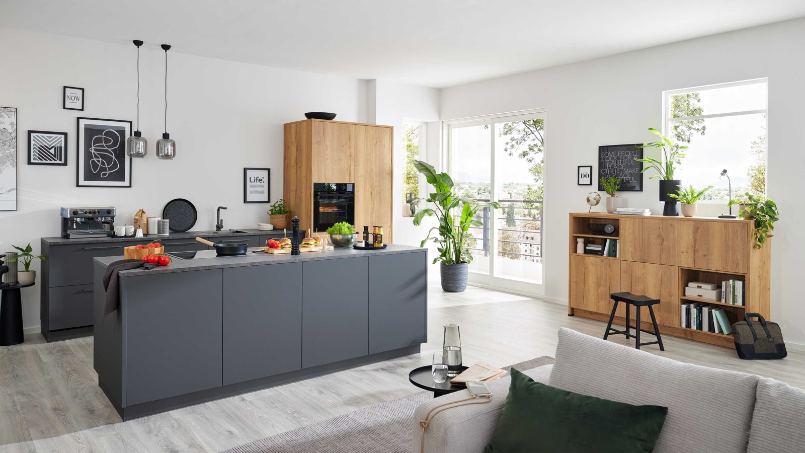 Interliving Interliving Küche Serie 3093 – Moderne Wohnküche mit Kochinsel in Anthrazit, Holzelementen und offenem Wohnkonzept