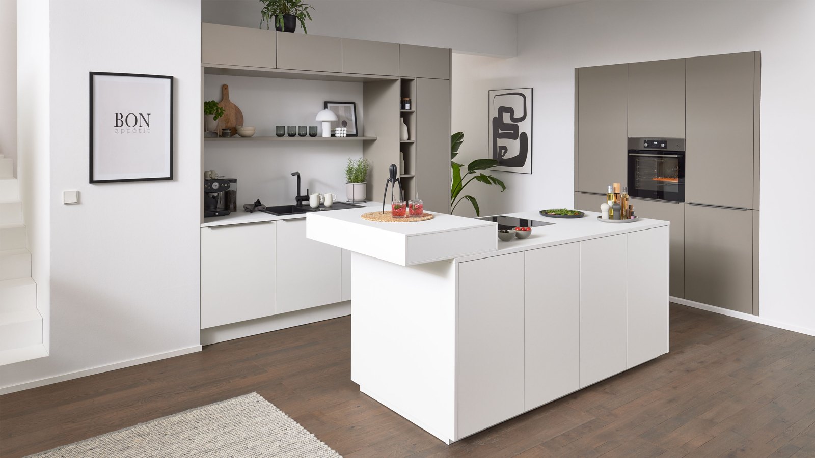 Interliving Interliving Küche Serie 3079 – Moderne Küche in hellem Beige und Weiß mit Kochinsel und minimalistischem Design