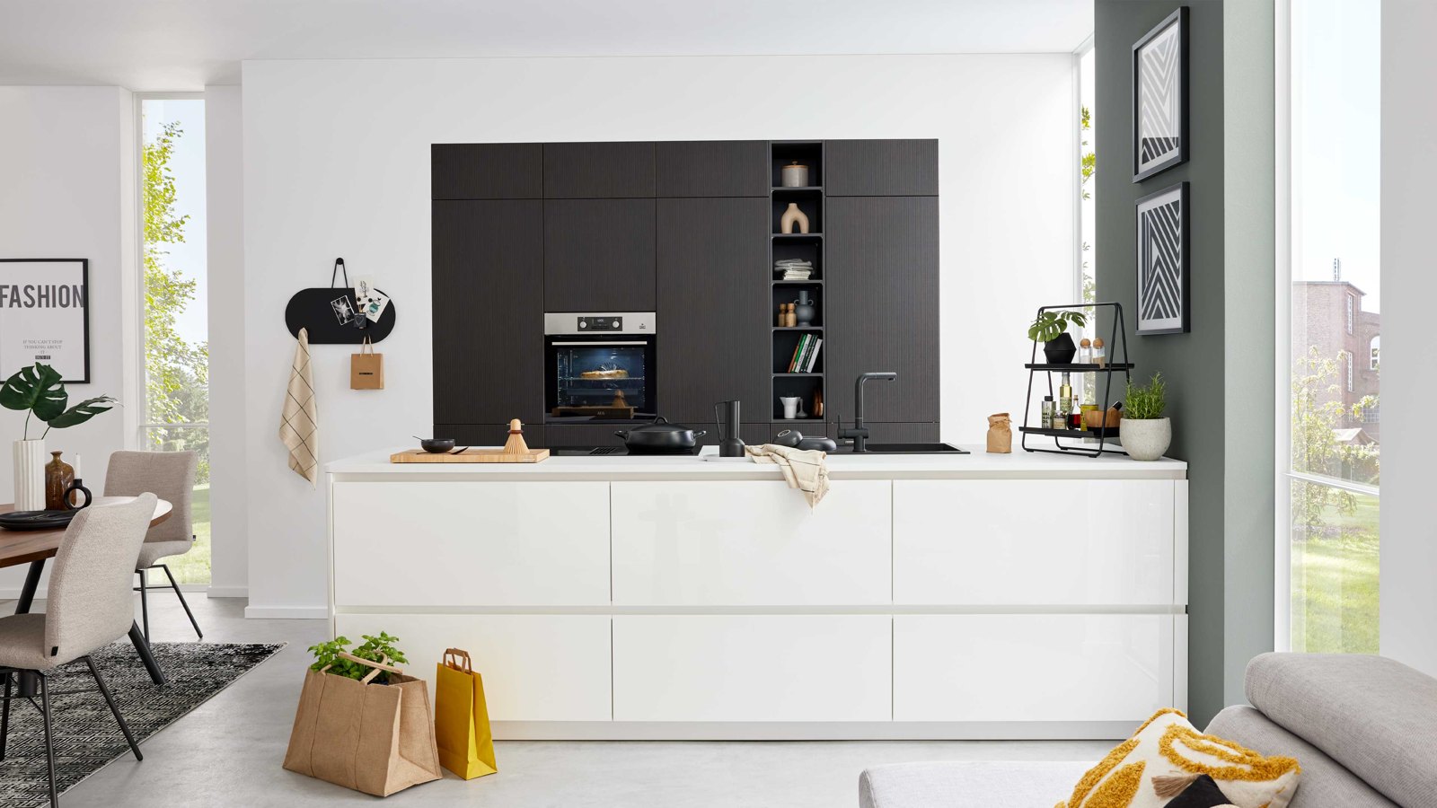 Interliving Interliving Küche Serie 3069 – Elegante Küche in Schwarz und Weiß Hochglanz mit Kochinsel und offenen Regalen