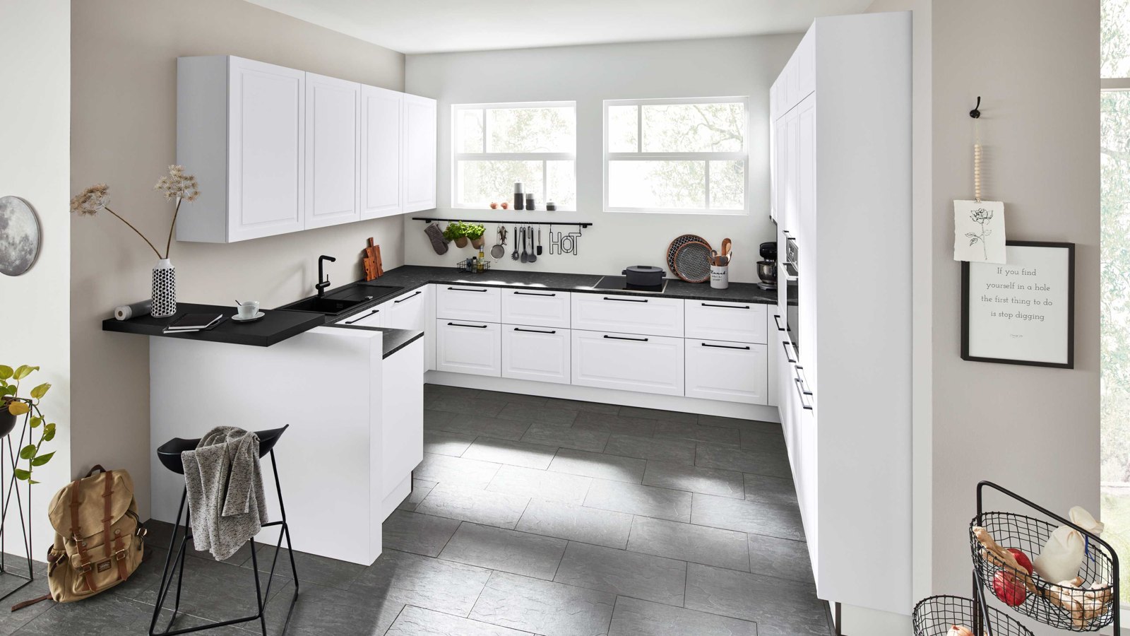 Interliving Interliving Küche Serie 3045 – Weiße Landhausküche mit schwarzer Arbeitsplatte