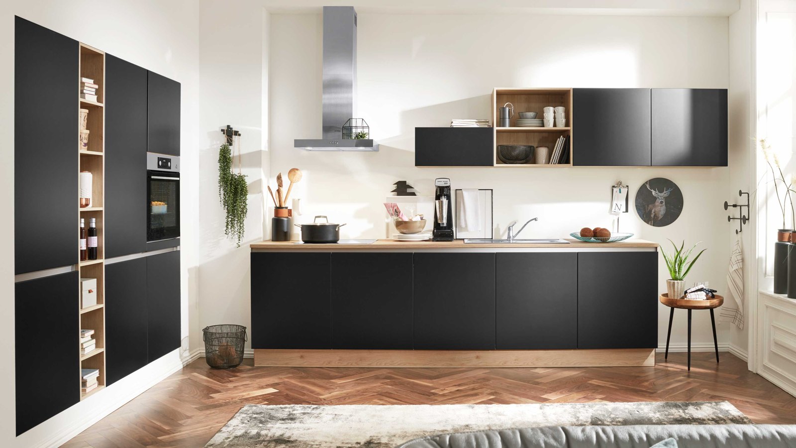Interliving Interliving Küche Serie 3024 – Stylische Küche in Schwarz mit Holzdetails und offenen Regalen