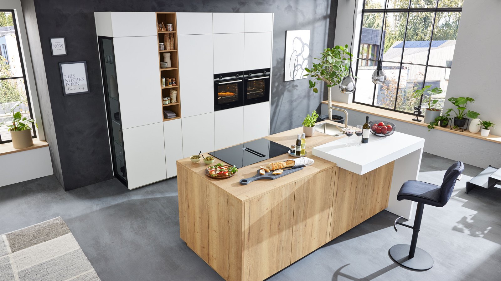 Interliving Interliving Küche Serie 3084 – Helle Küche mit Holzdekor-Kochinsel und weißen Fronten in modernem Design