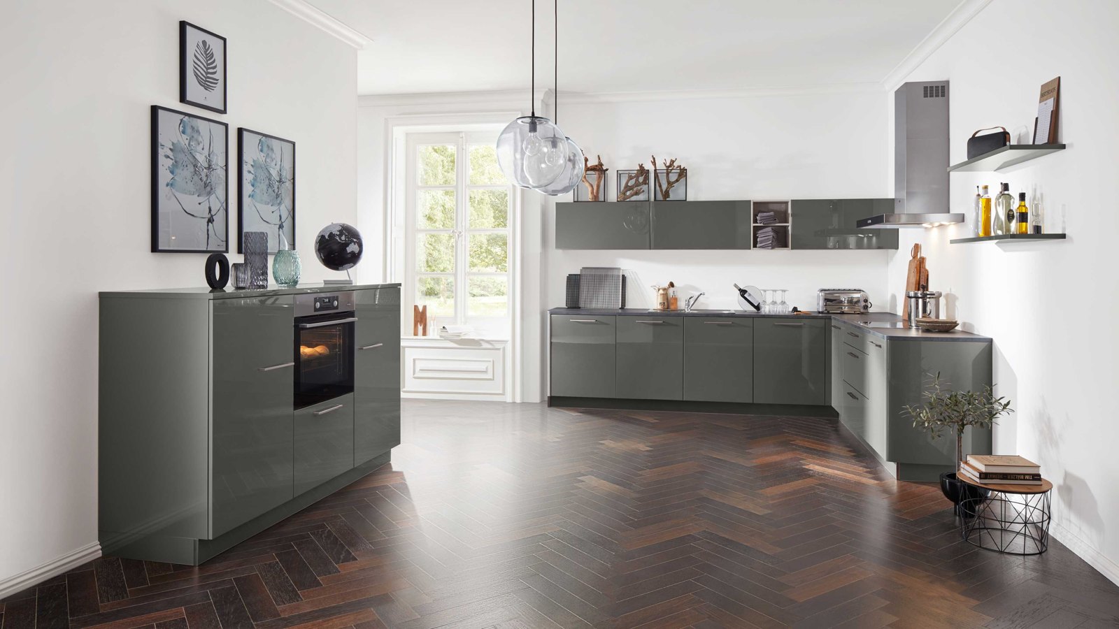 Interliving Interliving Küche Serie 3007 – Moderne Hochglanz-Küche in elegantem Grauton mit smarter Raumaufteilung