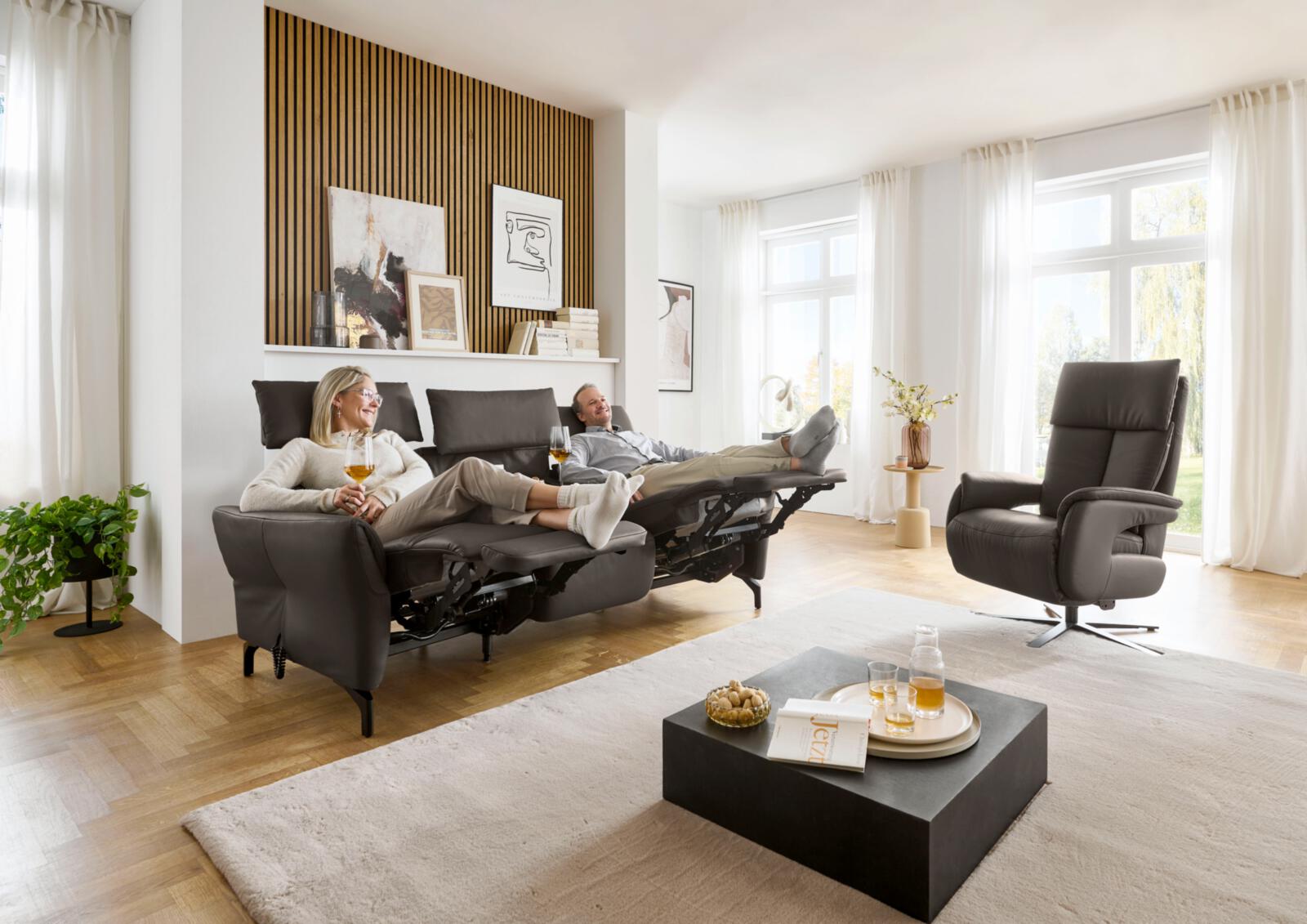 Paar entspannt in modernen Relaxsesseln