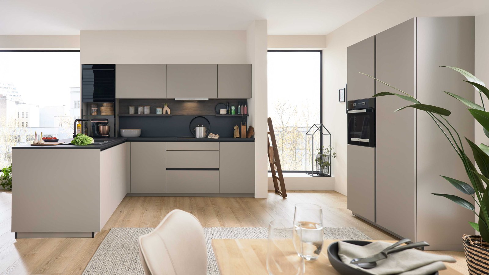Interliving Interliving Küche Serie 3106 – Moderne Küche in dunklem Beige mit schwarzen Akzenten