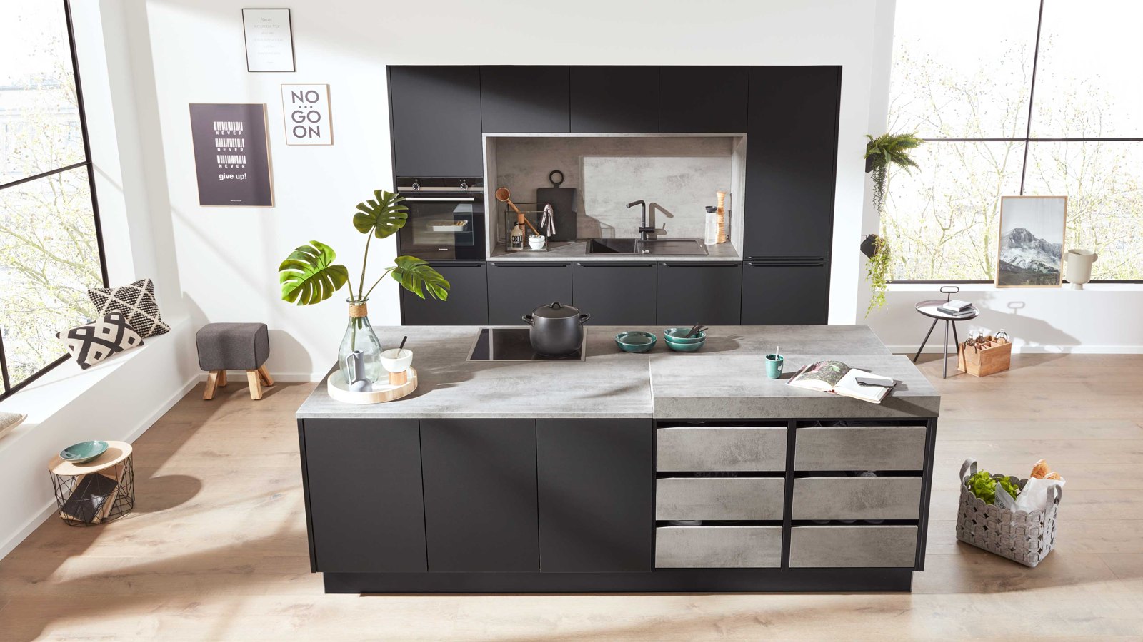 Interliving Interliving Küche Serie 3101 – Moderne schwarze Küche mit Kochinsel und Arbeitsplatten in Betonoptik