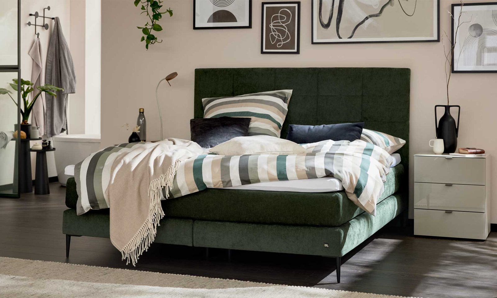 Interliving Interliving Serie 1425 – Boxspringbett Moosgrün mit hohem Kopfteil