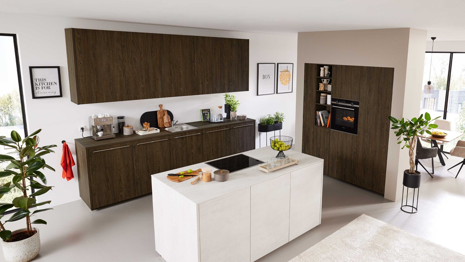 Interliving Interliving Küche Serie 3112 – Moderne Küche mit dunklen Holzfronten und heller Kücheninsel in Betonoptik