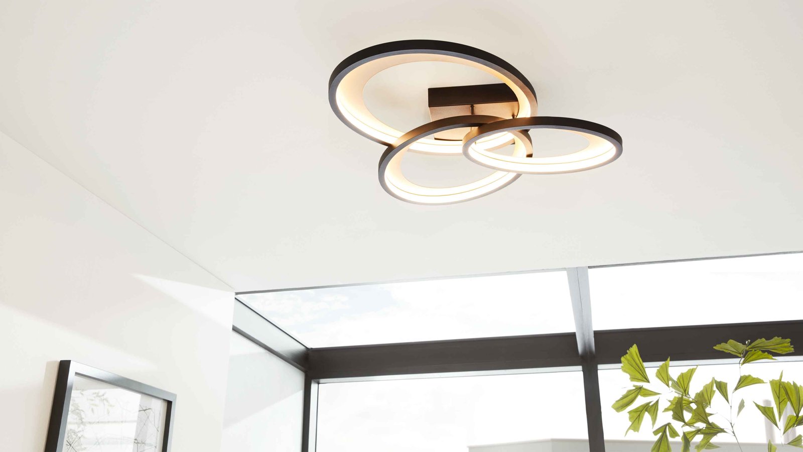 Interliving Deckenleuchte mit drei ineinander verschlungenen LED-Ringen in Schwarz
