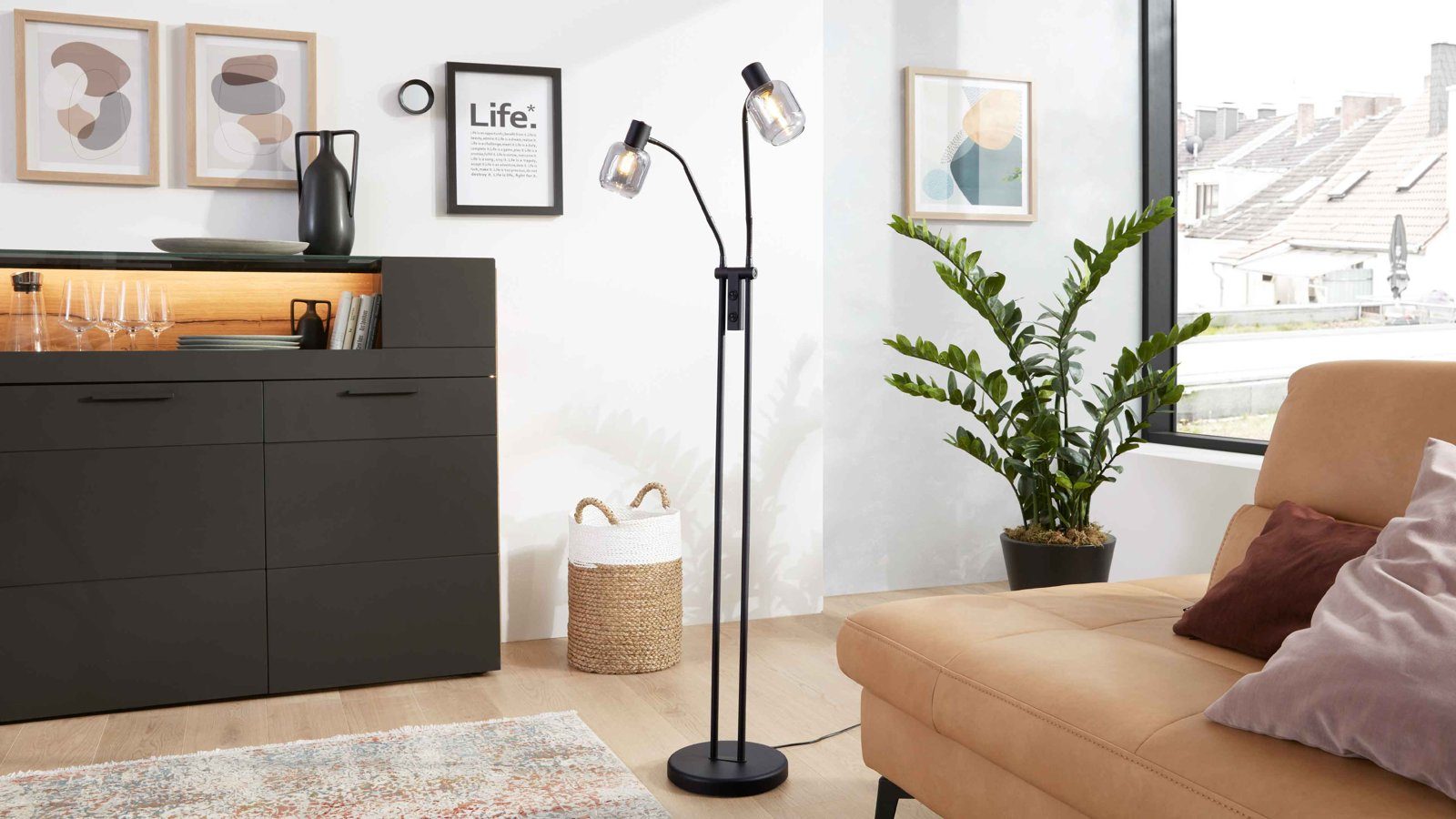 Interliving Stehleuchte mit schwarzem Metallgestell und zwei rauchgrauen Glas-Schirmen