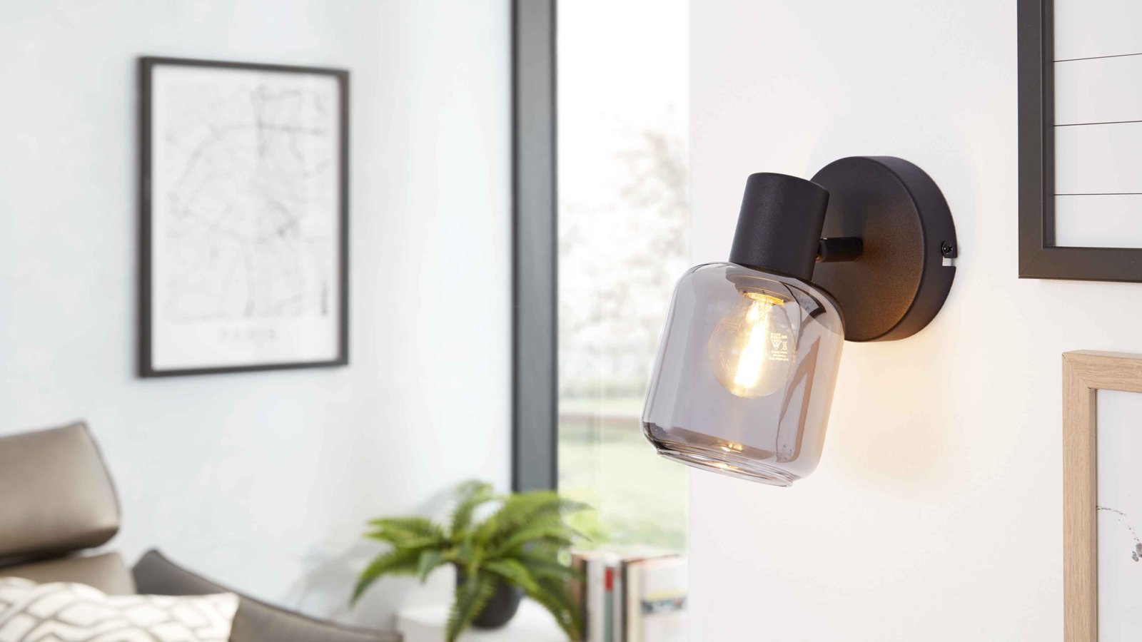 Interliving Wandleuchte mit schwarzem Metallgehäuse und rauchgrauem Glas-Schirm