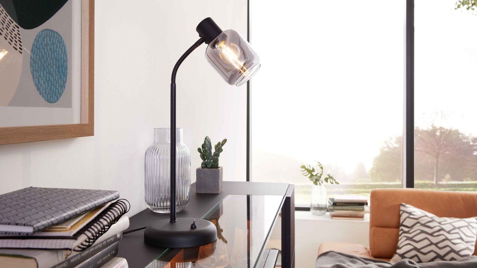 Interliving Tischleuchte mit schwarzem Metallgestell und rauchgrauem Glas-Schirm