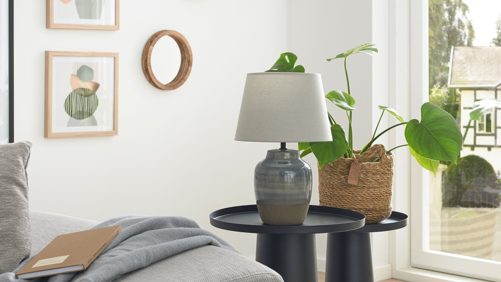 Interliving Tischleuchte mit Keramikfuß in sanften Naturtönen und hellem Stoffschirm