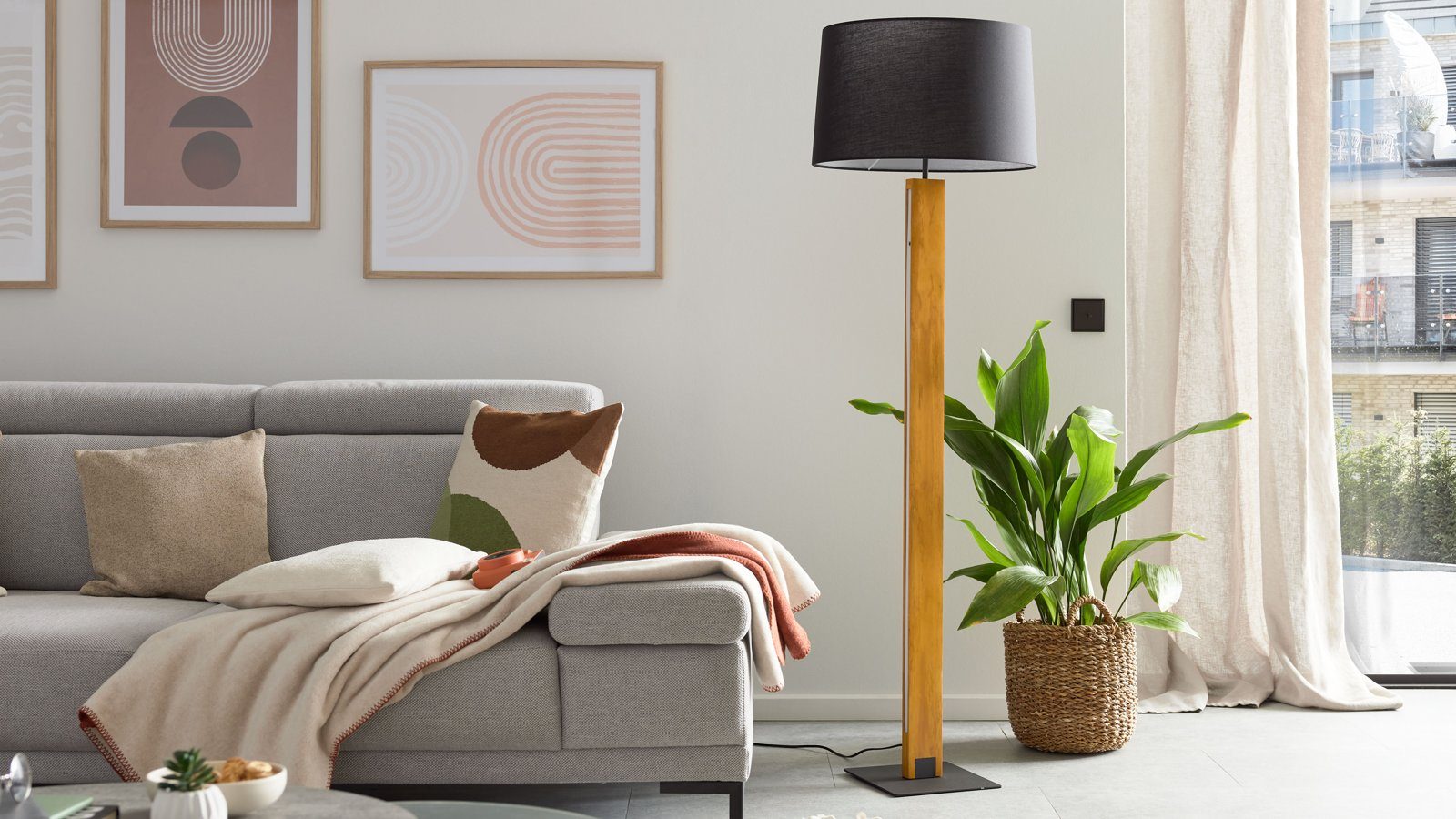 Interliving Stehleuchte mit Holzfuß, dunkelgrauem Stoffschirm und integrierter LED-Leiste