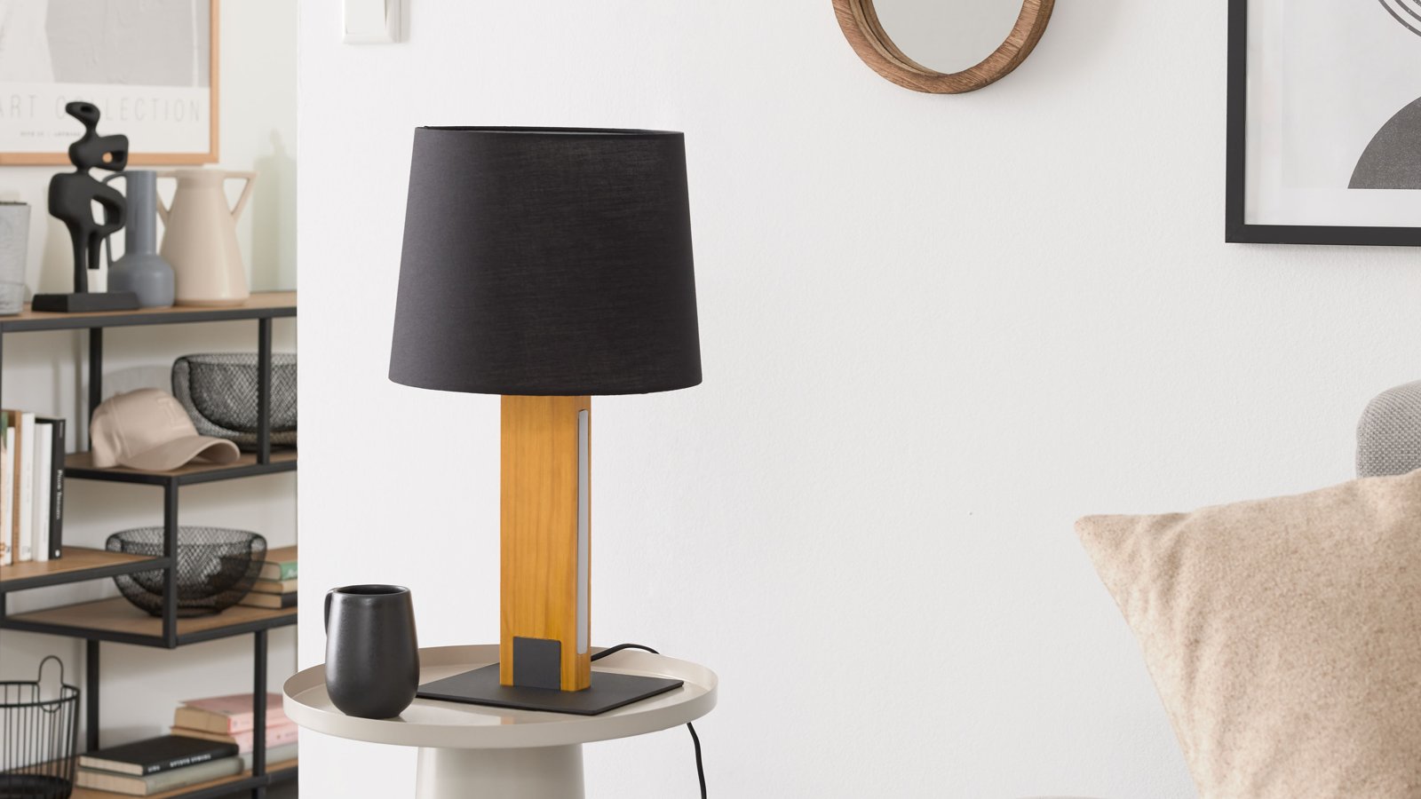 Interliving Tischleuchte mit Holzfuß, dunkelgrauem Stoffschirm und integrierter LED-Leiste