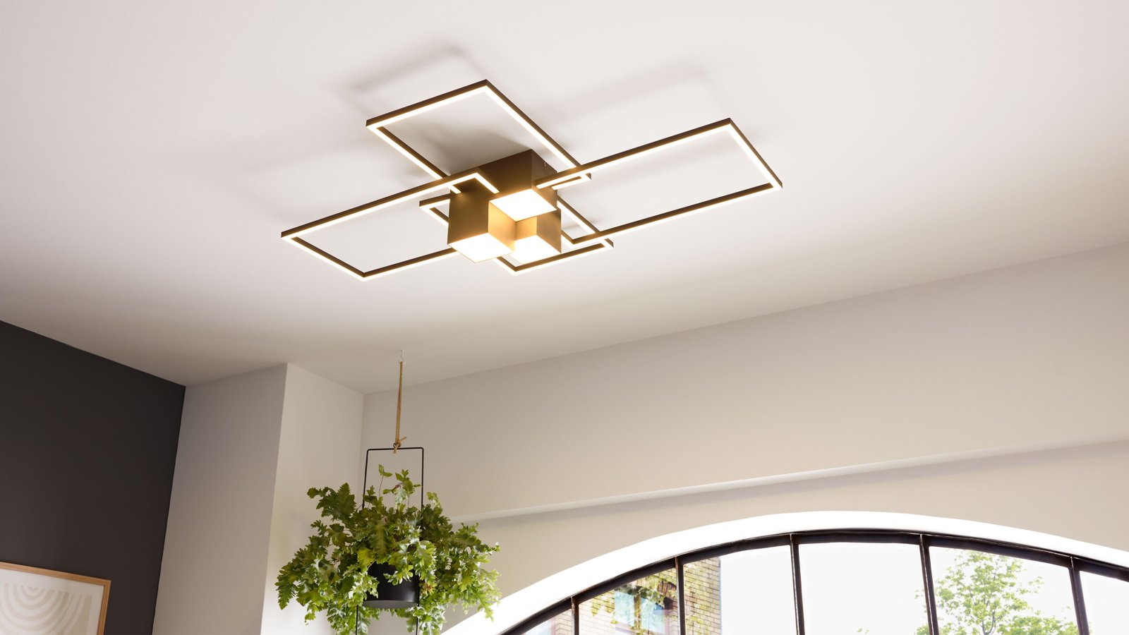 Interliving Deckenleuchte mit schwarzem Metallrahmen in geometrischem Design und integrierten LED-Elementen