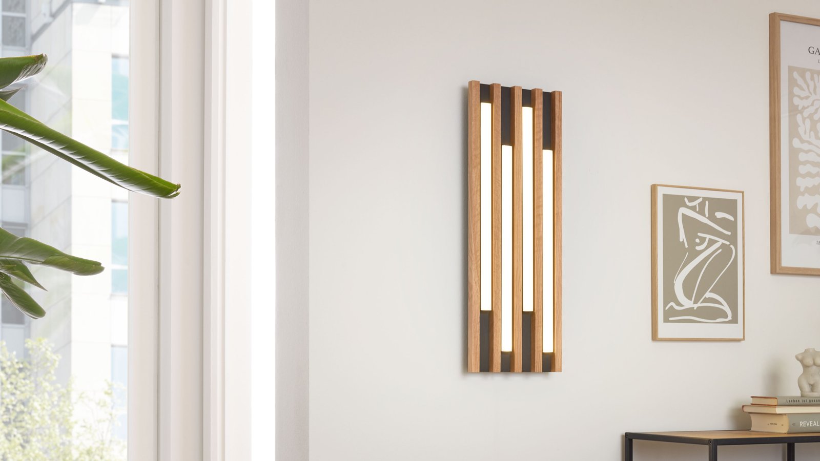 Interliving Wandleuchte mit senkrechten Holzleisten und integrierter LED-Beleuchtung