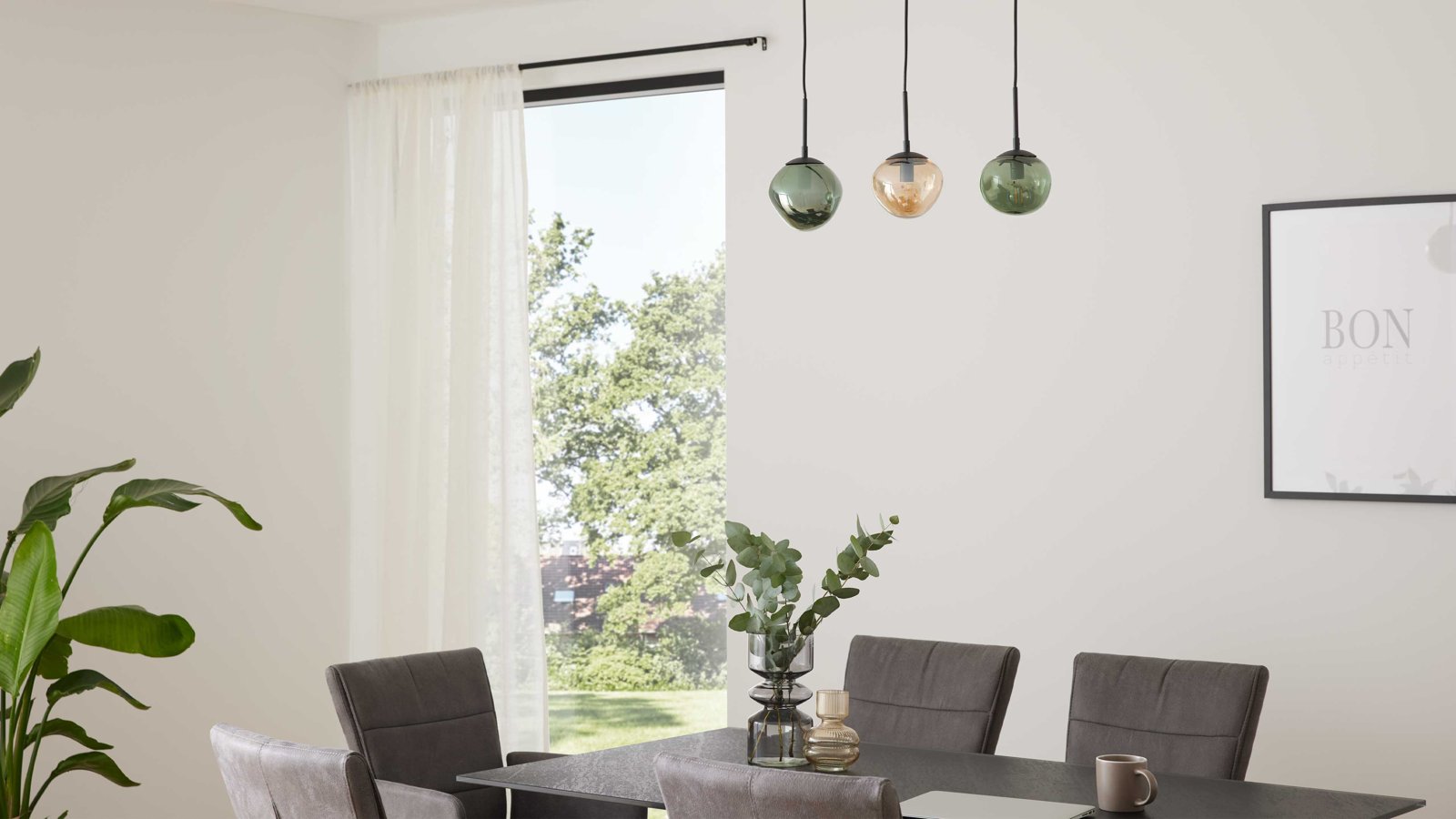 Interliving Dreiflammige Pendelleuchte mit Kugelschirmen aus Glas in Grün-, Bronze- und Rauchoptik