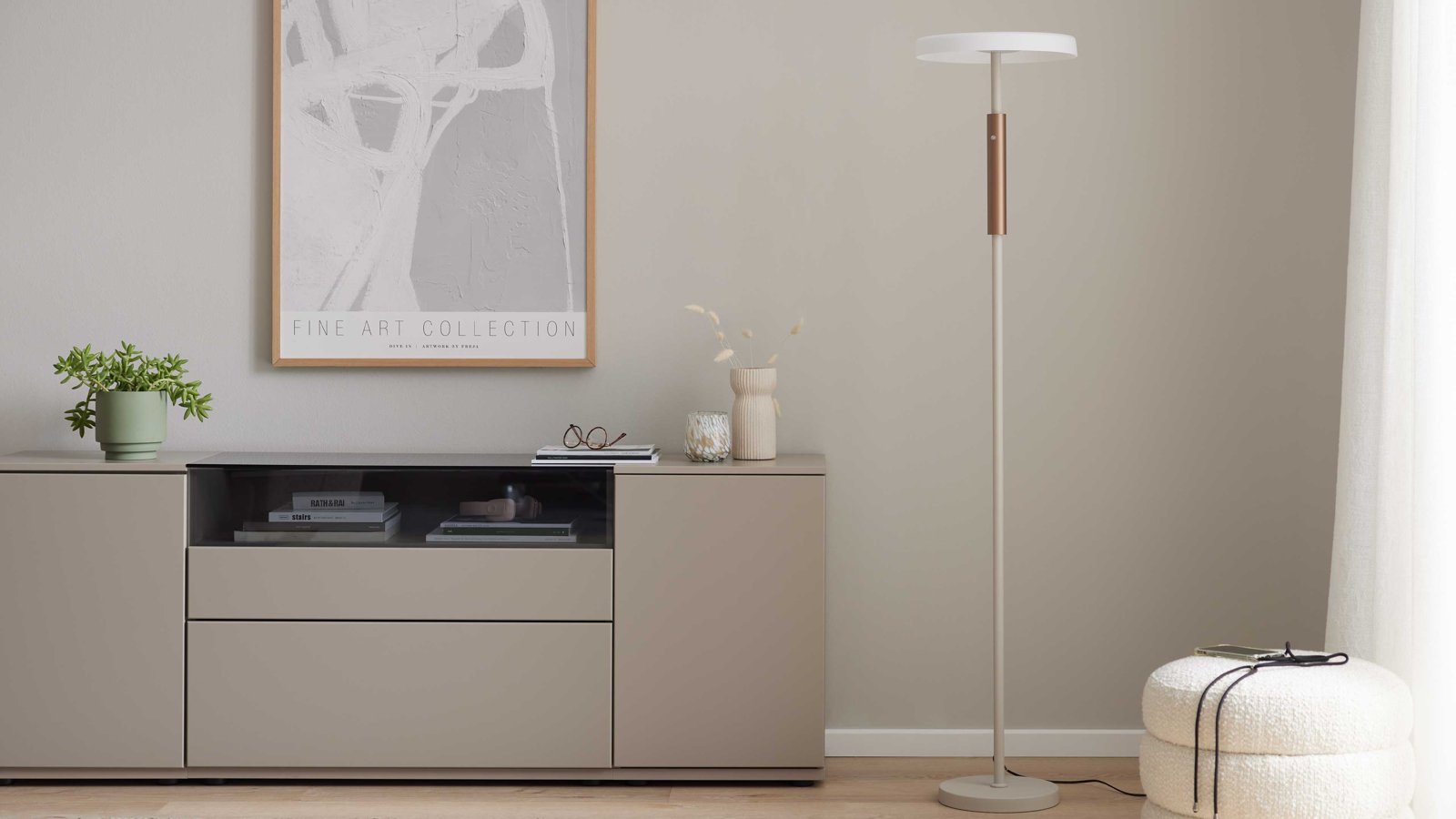 Interliving Schlanke LED-Stehleuchte in Weiß und Bronze