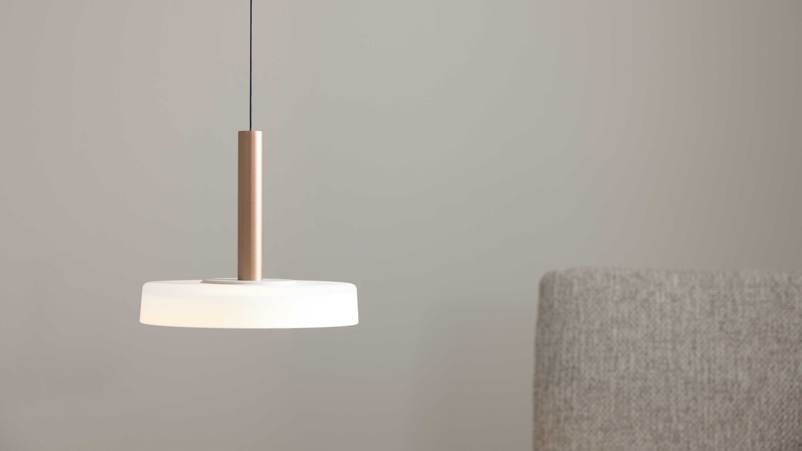 Interliving Elegante LED-Hängeleuchte in Weiß und Bronze