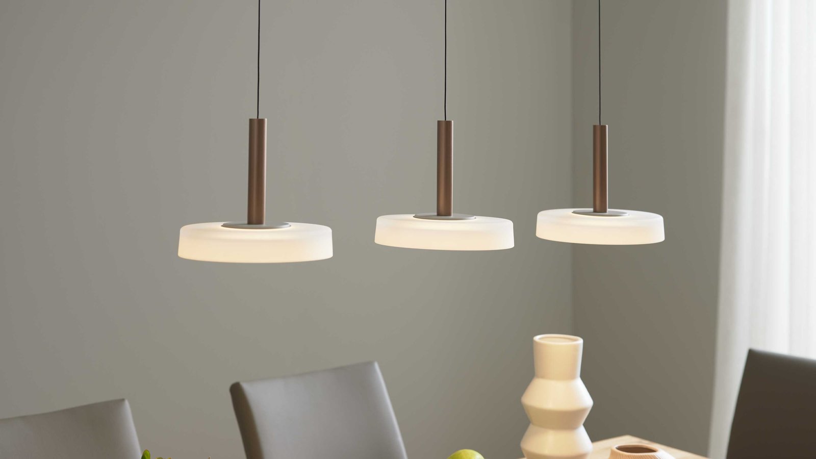 Interliving Dreiflammige LED-Hängeleuchte mit runden Schirmen in Weiß und Bronze