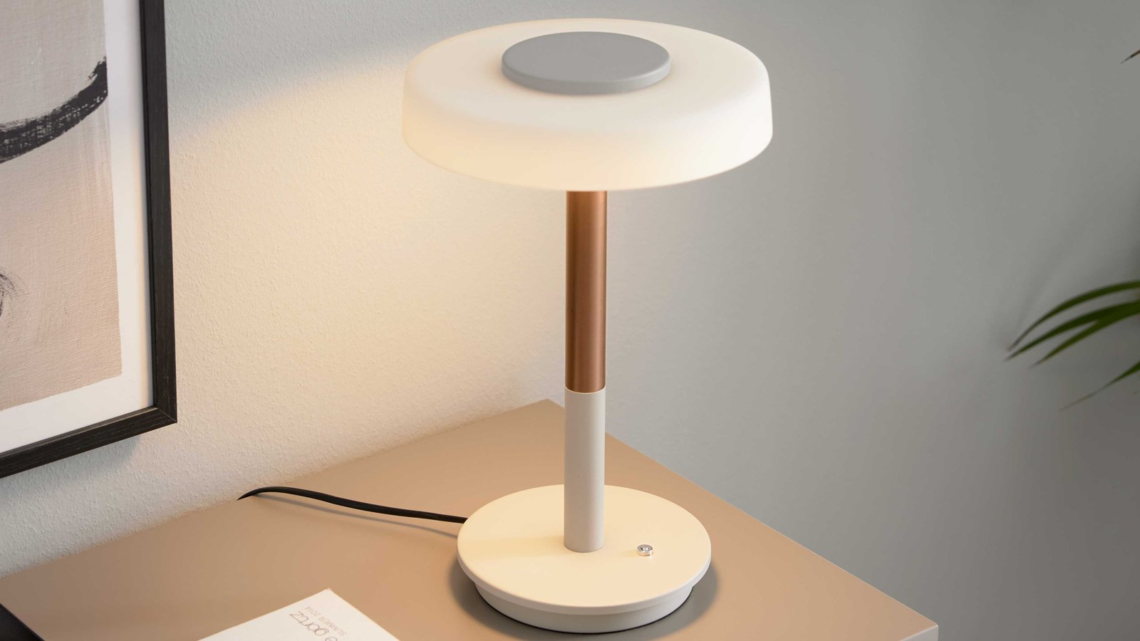 Interliving Moderne LED-Tischleuchte in Weiß und Bronze