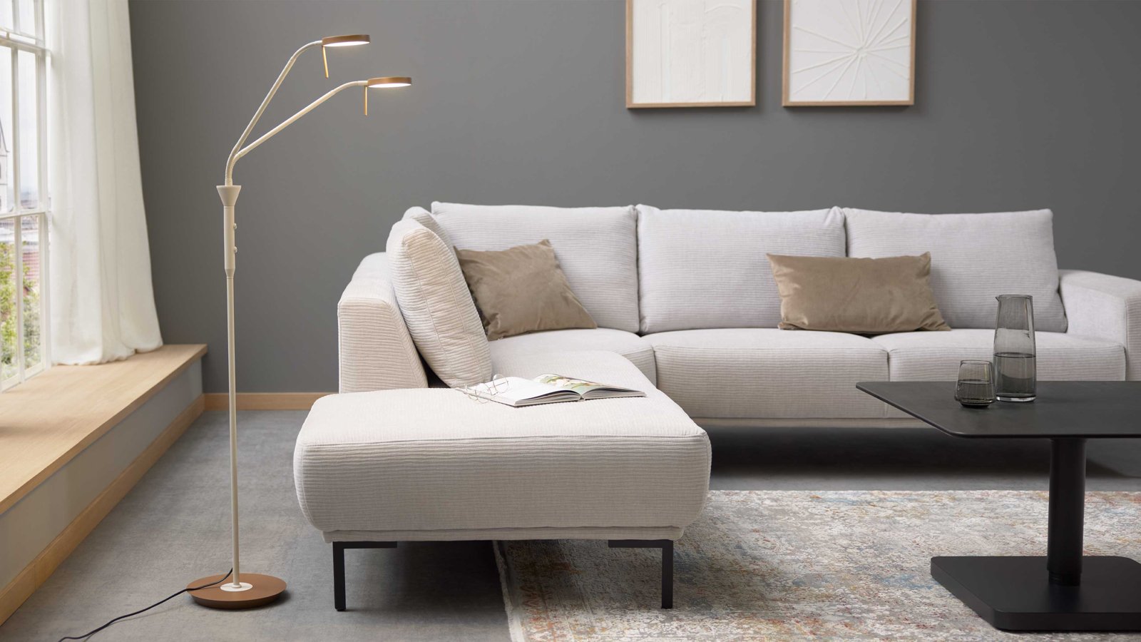 Interliving Zweiflammige LED-Stehleuchte in Beige mit flexiblem Arm