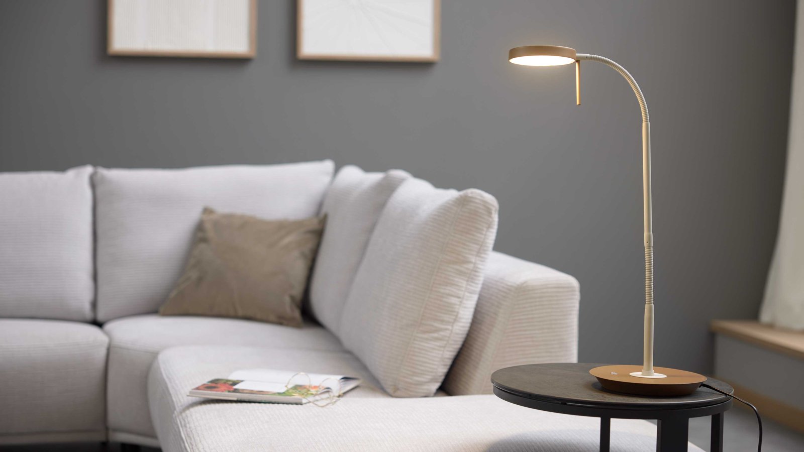 Interliving Moderne LED-Tischleuchte in Beige mit flexiblem Arm und rundem Sockel