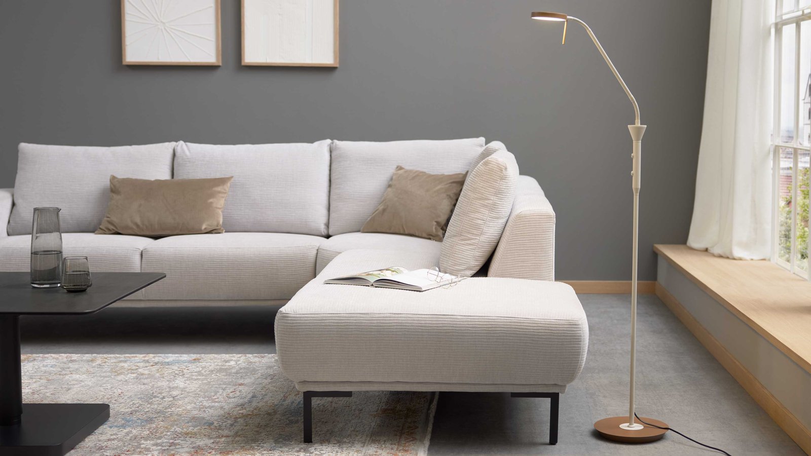 Interliving Beige, einflammige LED-Stehleuchte mit flexiblem Arm